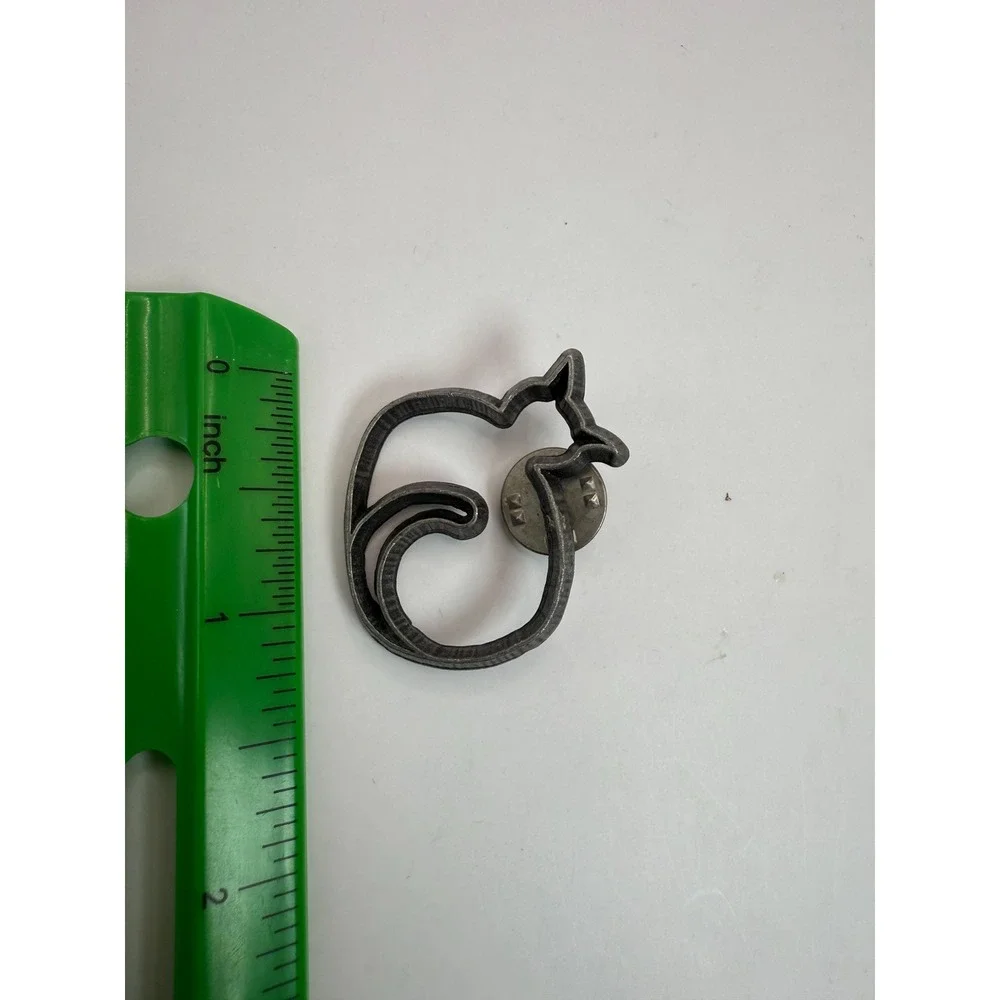 Ann Clark Cat Cookie Cutter Pewter Lapel‎ Pin 1995 Mendon VT Baking Jewelry